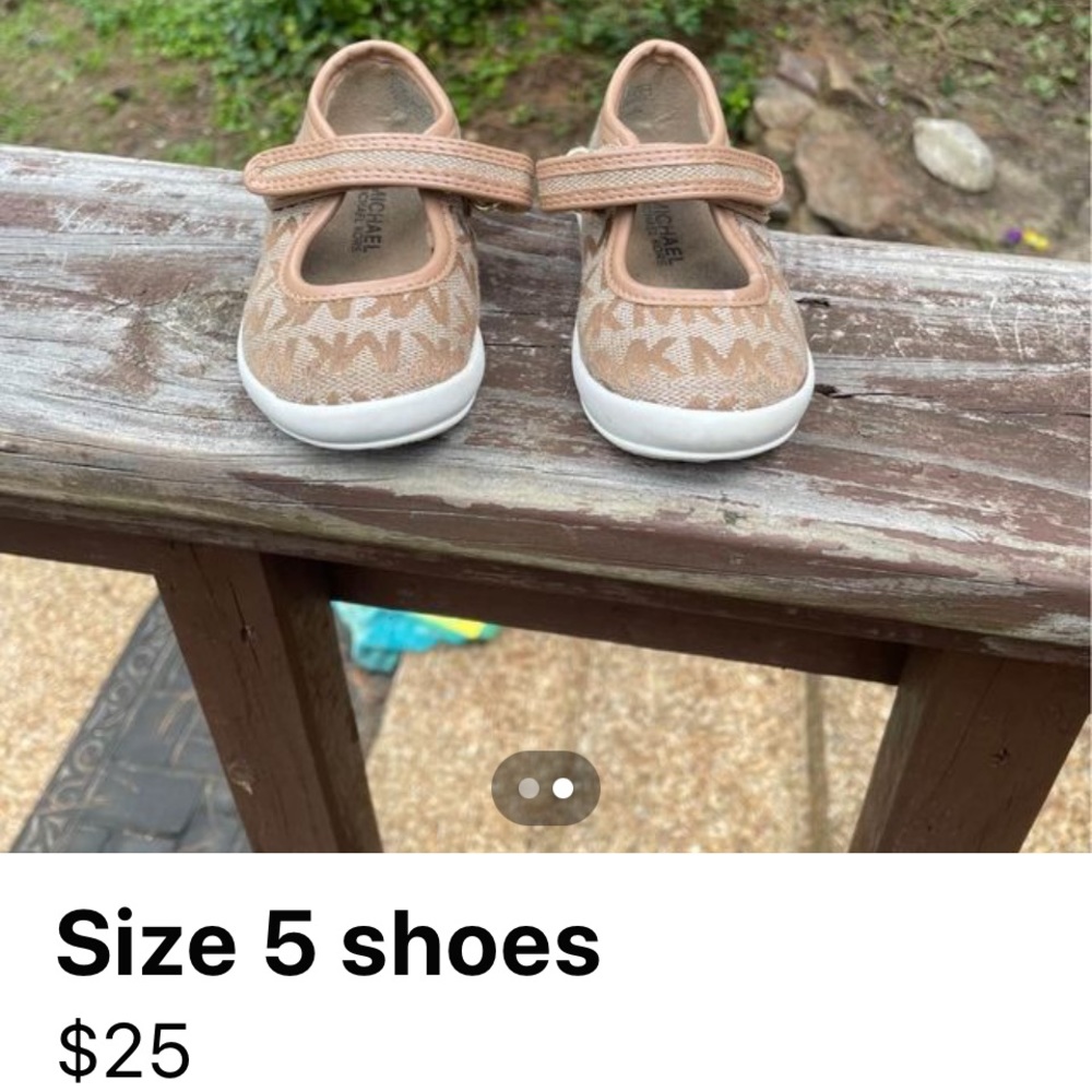Little girls shoe tan size 5c . Used but in good condition. Michael kors